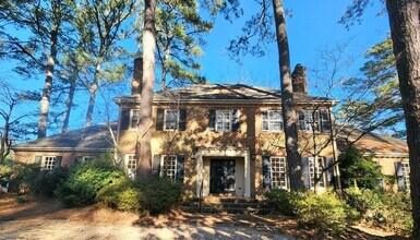 Building Photo - Sprawling Home in Bay Colony