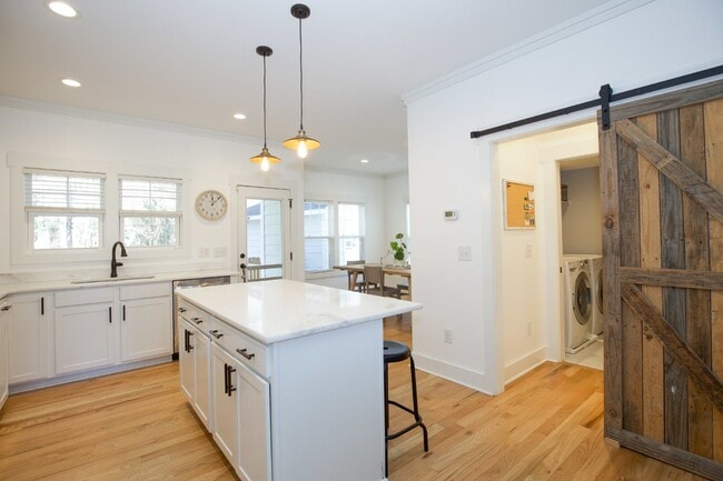 Building Photo - Charming Cottage in DOWNTOWN Southern Pines