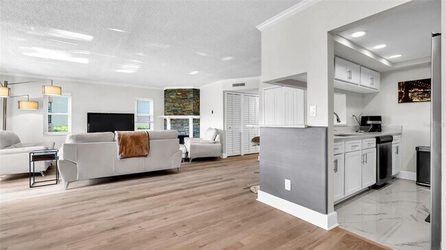 Building Photo - 10192 Seminole Island Dr
