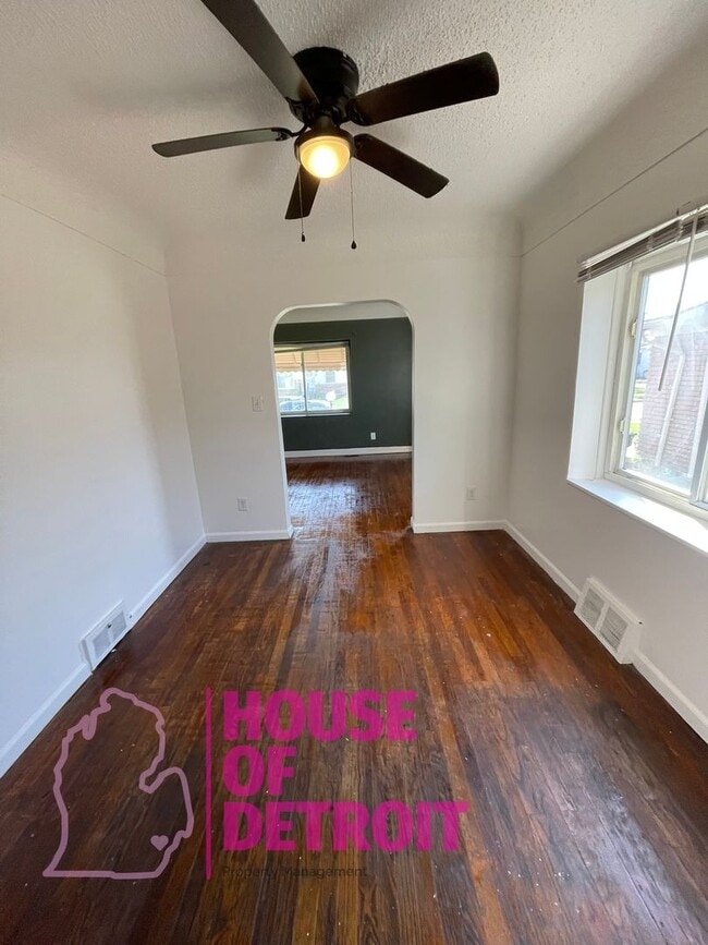 Building Photo - 3 BED 1 BATH | FREE PRE SCREEN | OVER 1200...