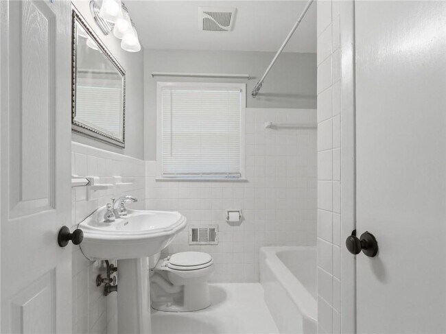 Building Photo - 1111 N Valley Dr
