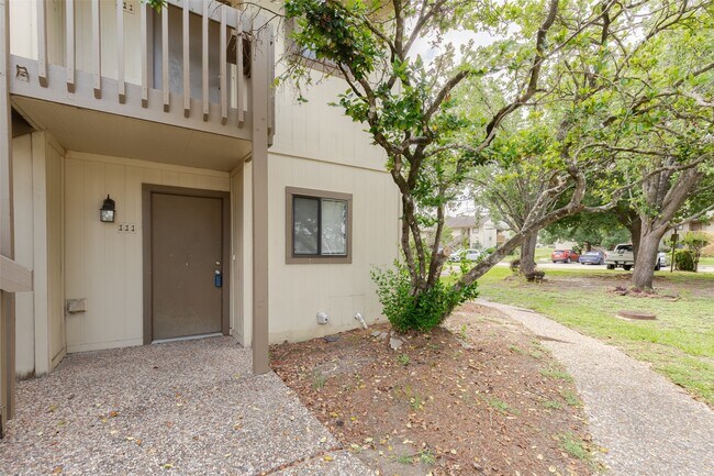 Building Photo - 15919 Golf Club Dr