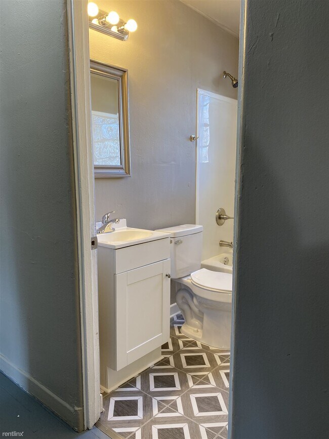 Building Photo - 2 br, 1 bath Duplex - 1231 Estelle Street