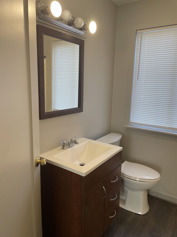 Building Photo - 1040 Spruce St NE