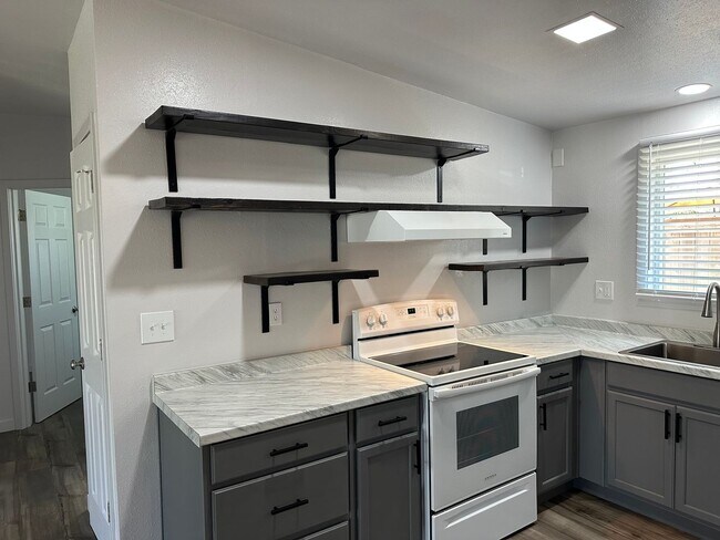 Building Photo - Beautifully updated 2 bedroom 1 bath duplex in a great neighborhood!