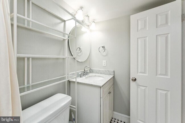 Building Photo - 902 D St SE