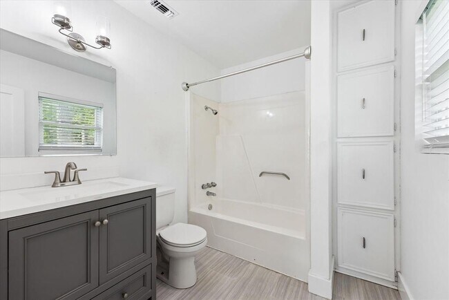 Building Photo - 1002 Ellingson Ln