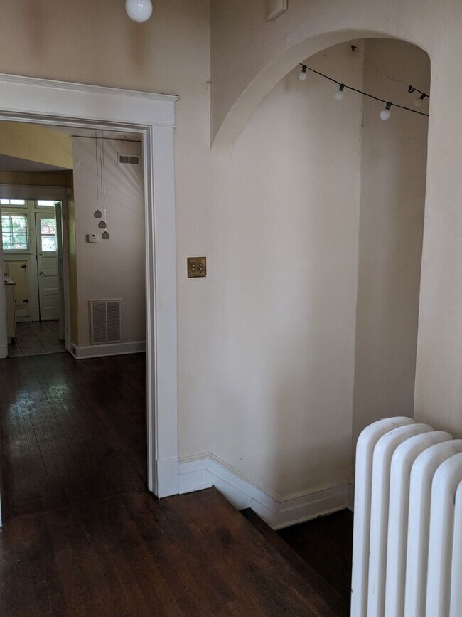 Building Photo - 118 S Colonial Ave