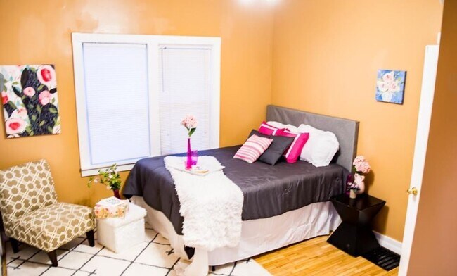 Building Photo - 5 bedroom, 2 bath house - Available for the 2026/2027 lease term!