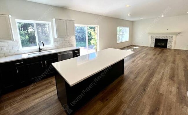 Building Photo - Beautifully updated 3 BR on west side of Bend
