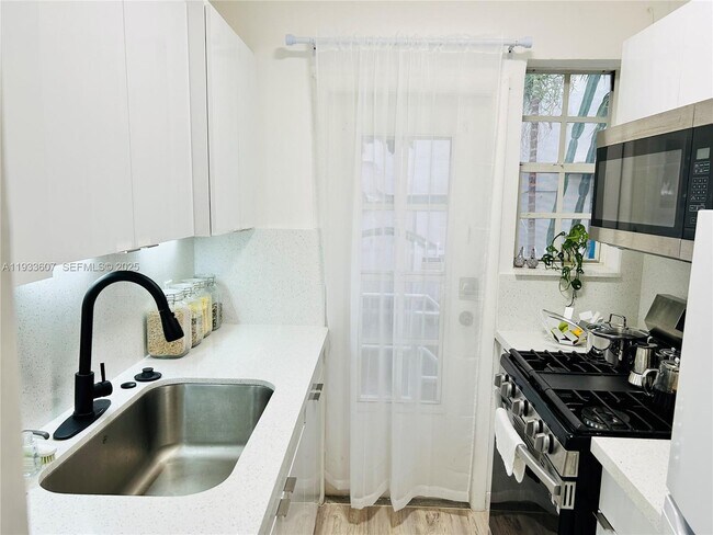 Building Photo - 717 Española Wy