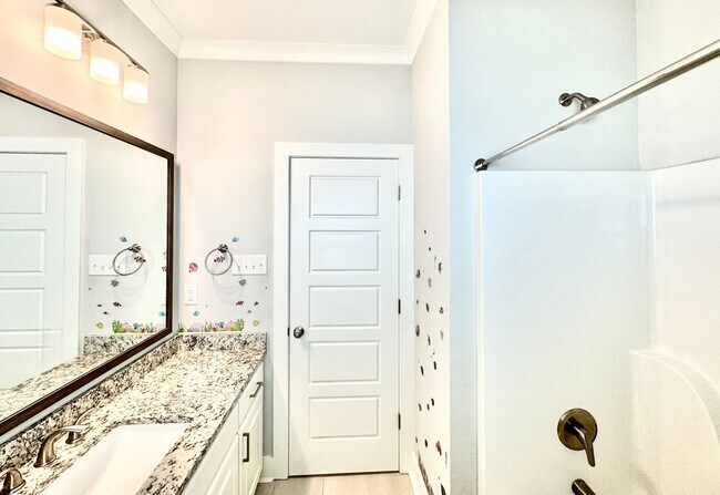 Building Photo - Warm Elegance in The Willows - 4Bedroom 2B...
