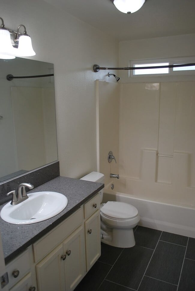 Building Photo - 822