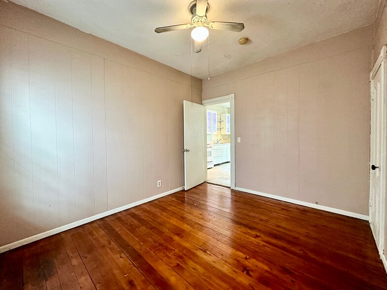 Building Photo - 48 America St