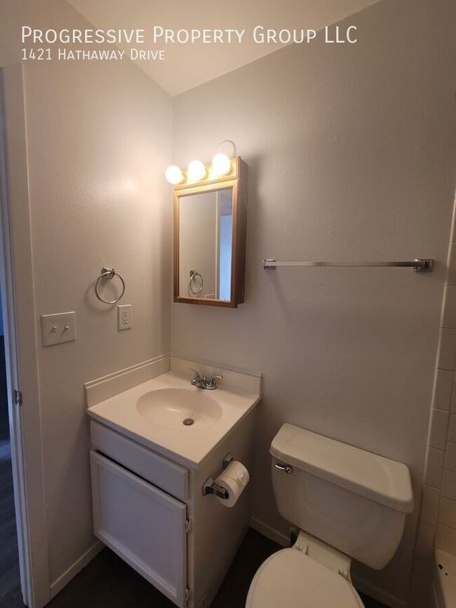Building Photo - 1421 Hathaway Dr