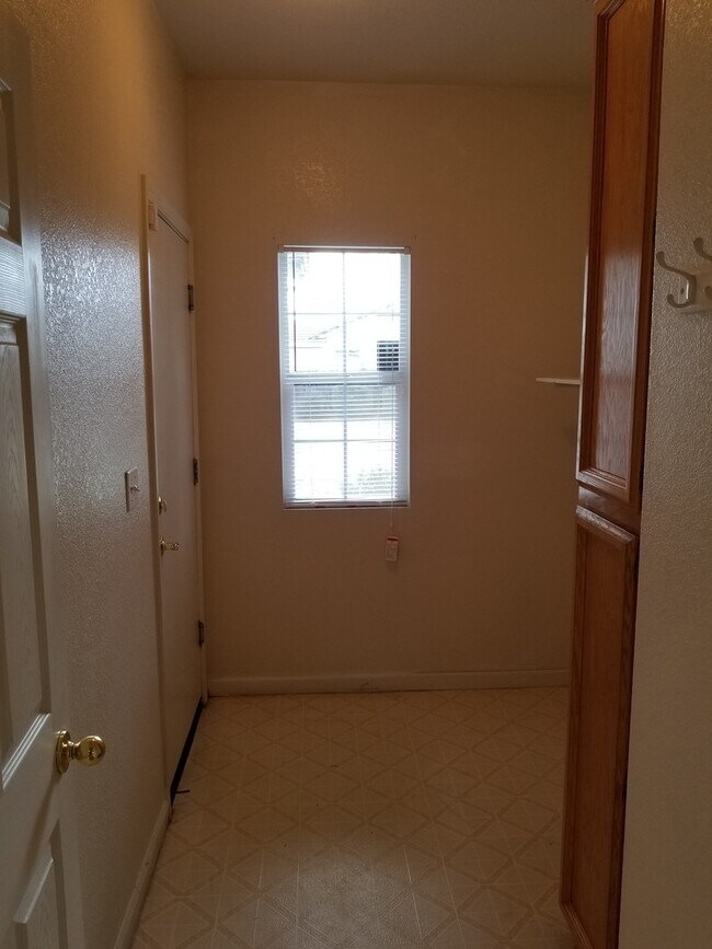 Building Photo - VERY CUTE 3BD/2BTH SINGLE FAMILY IN NORTH LINCOLN
