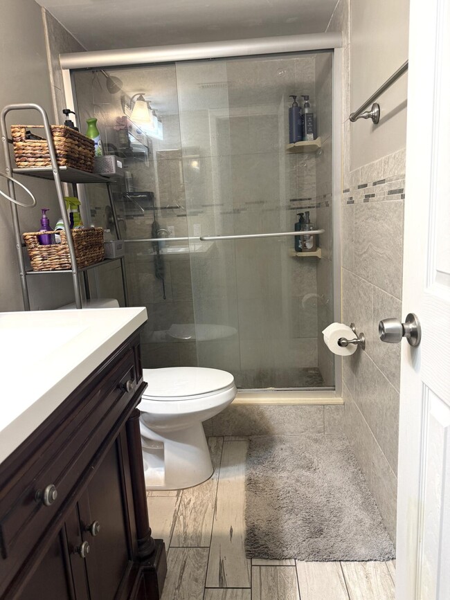 Building Photo - 111 Lake Emerald Dr