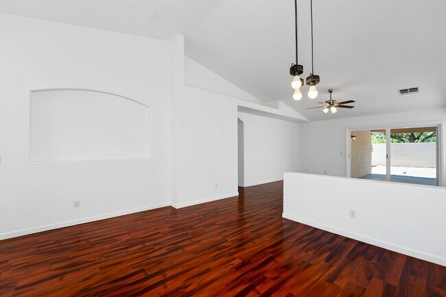 Building Photo - Well maintained 3 bedroom home in Cave Creek AZ - Available Today!