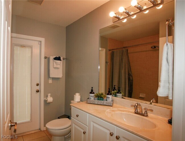 Building Photo - 723 NW 38th Pl