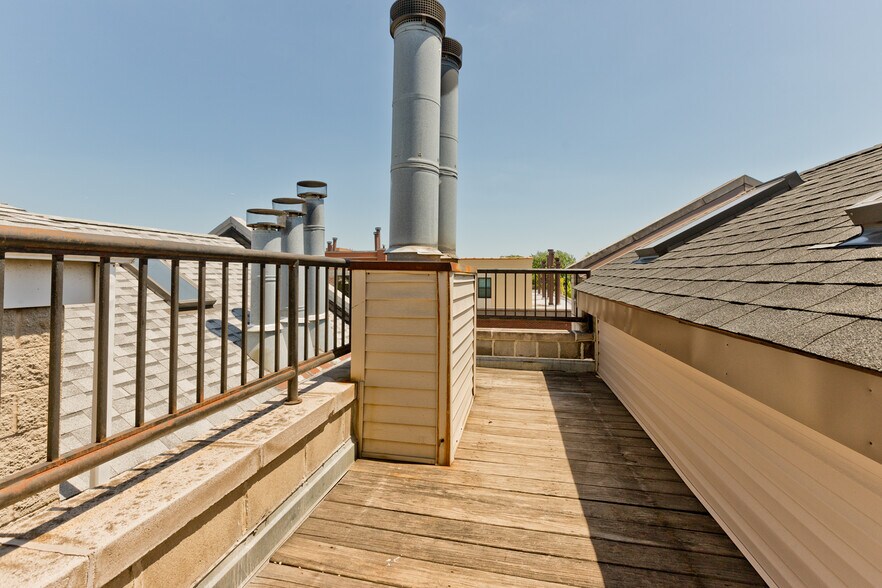 Building Photo - 2336 N Greenview Ave