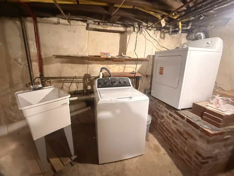 Building Photo - 37 E Stratford Ave