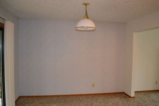 Building Photo - BEAUTIFUL 3 BEDROOM 3 BATH HOUSE LOCATED IN SOUTH SALEM