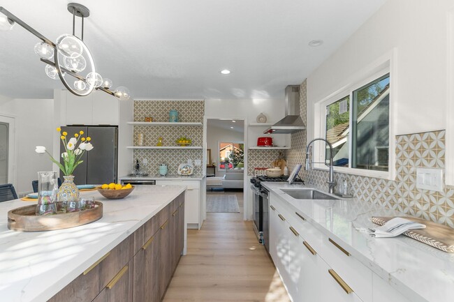 Building Photo - BEAUTIFULLY RENOVATED 4-BEDROOM HOME IN PH...