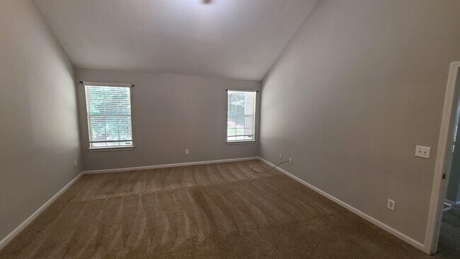Building Photo - 1593 Queen Elizabeth Dr