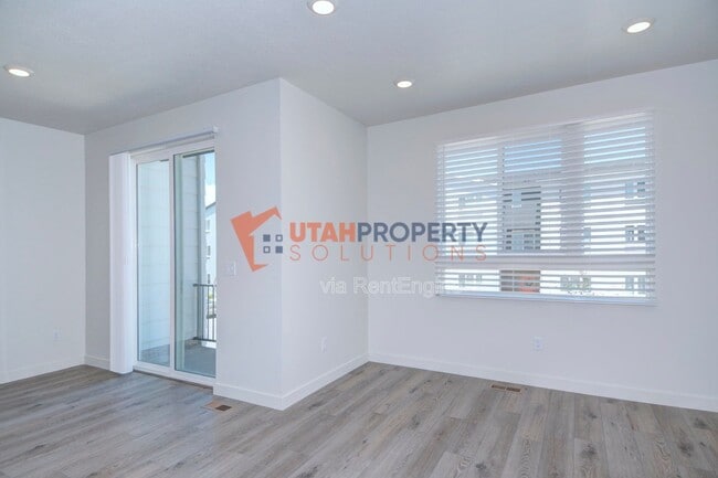 Building Photo - 974 W 500 S