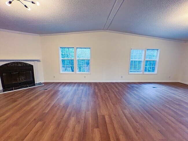 Building Photo - 4 Bedroom, 2 Bathroom: Pets Allowed!