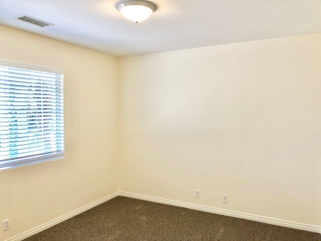 Building Photo - Light & Bright Single-Story Home in the Heart of Fallbrook, Complete with Private, Fully Fenced B...