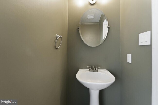 Building Photo - 2504 Smoketree Ln