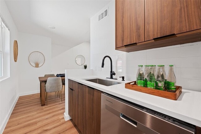Building Photo - 6807 Woodhue Dr