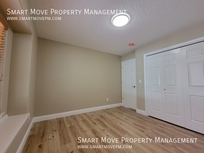 Building Photo - 1096 N Glenabby Pl