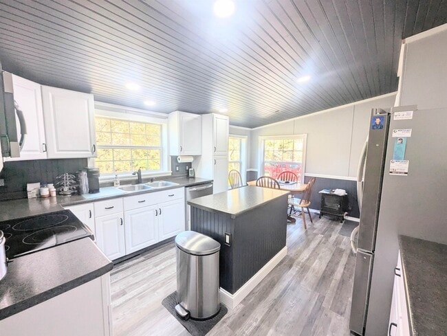 Building Photo - 43 Crestwood Dr