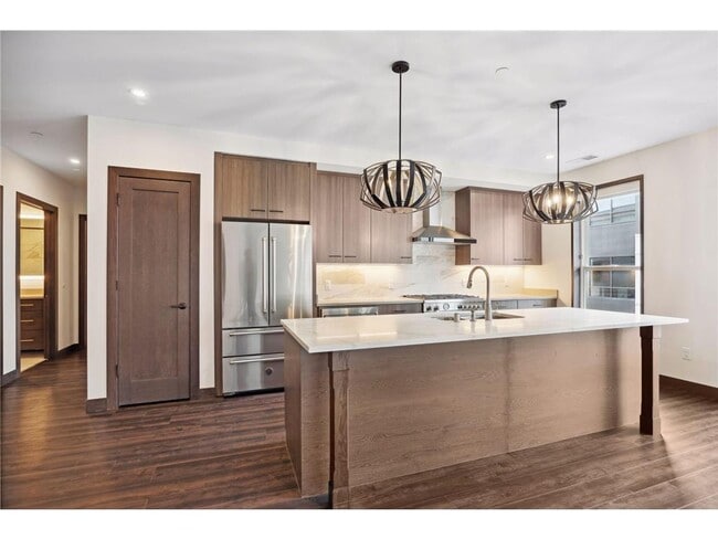 Building Photo - 253 Lake St E