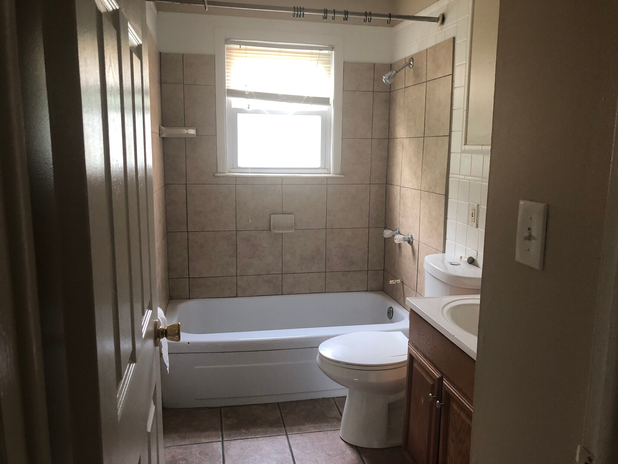 Building Photo - 3702 Ivanhoe Ave