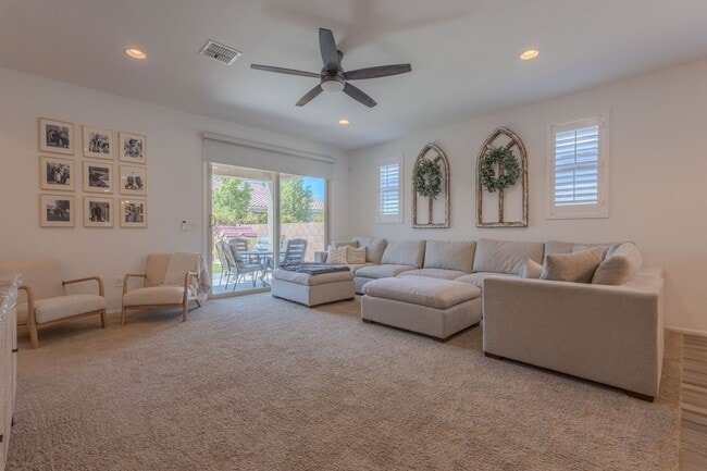 Building Photo - 3 Bedrooms, 2.5 Bathrooms