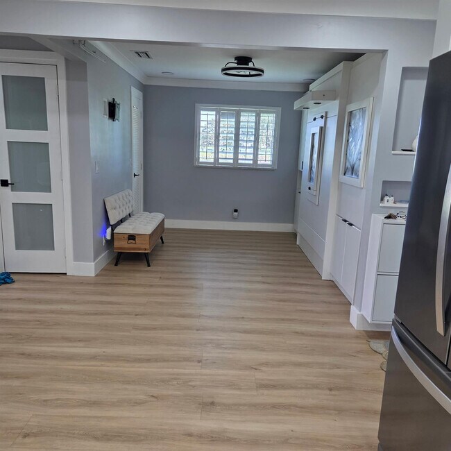 Building Photo - 300 SW Golfview Terrace