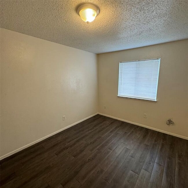 Building Photo - 6901 Wentworth Dr