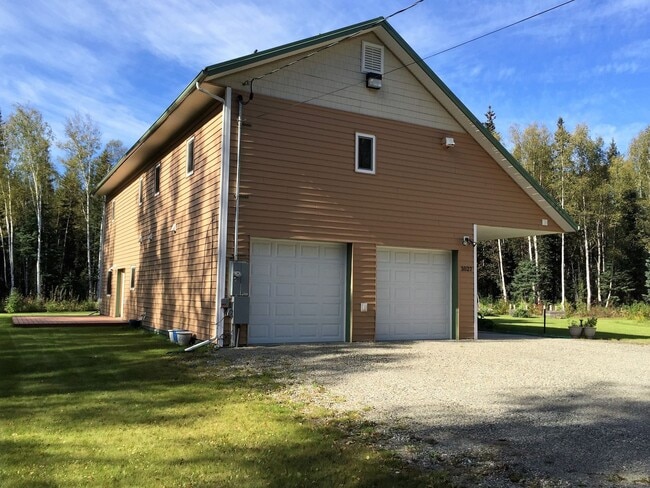 Primary Photo - AMAZING 5 bed/3 bath/2 car garage home in ...