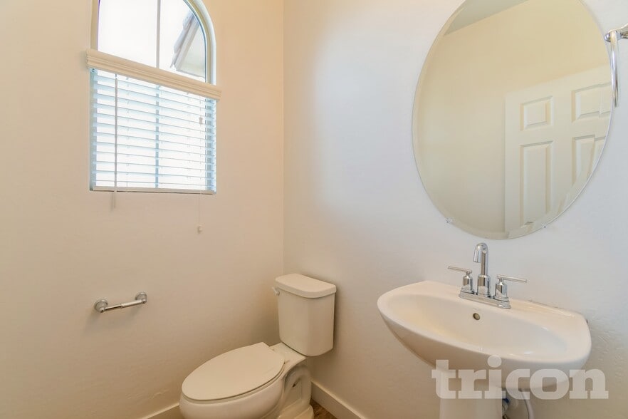 Building Photo - 4804 S Mole