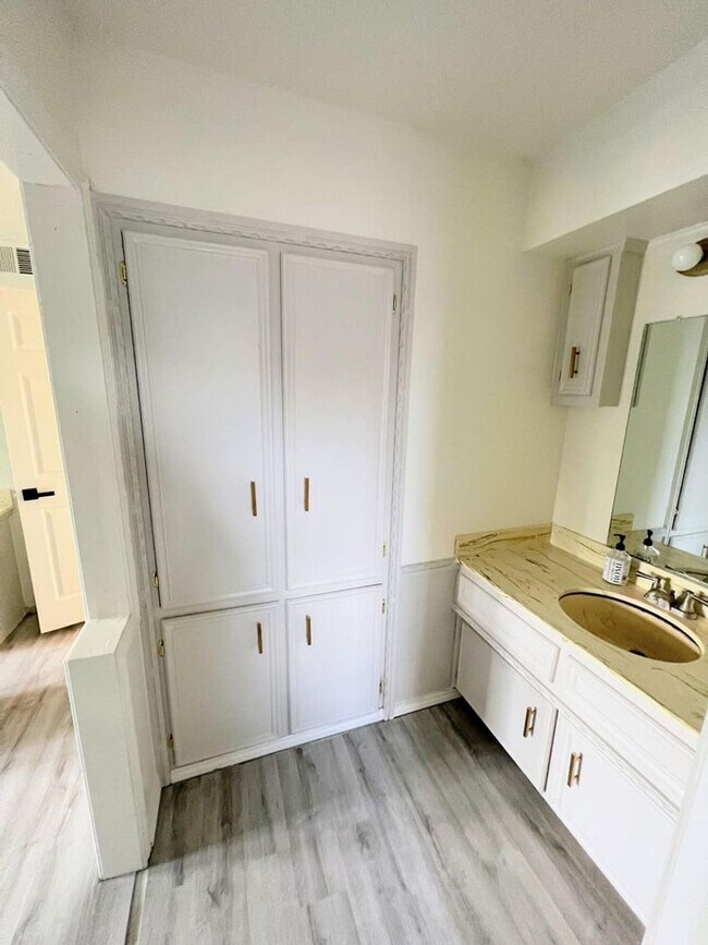 Building Photo - PRE-LEASING FOR FALL: Check out this Renov...