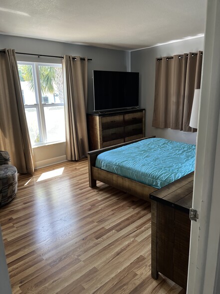Building Photo - 510 Driftwood Cir W