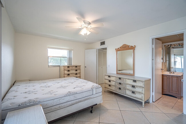 Building Photo - 467 Saxony Way