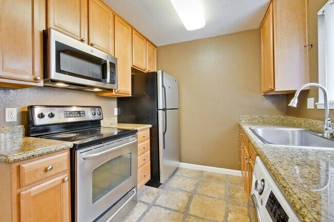 Building Photo - 1 Bed 1 Bath With Lots of Amenities!