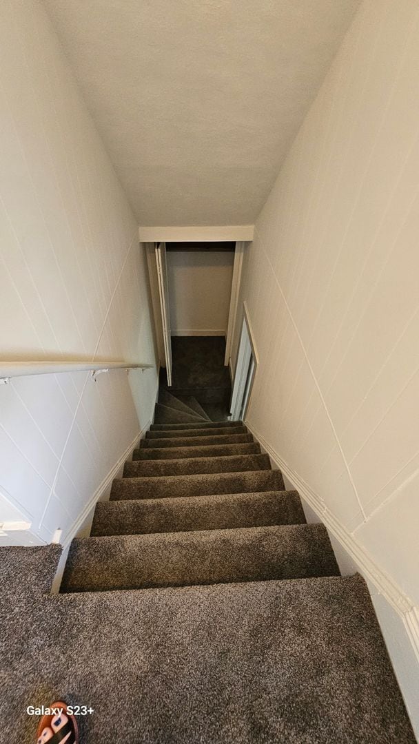 Building Photo - Spacious 4 Bedroom