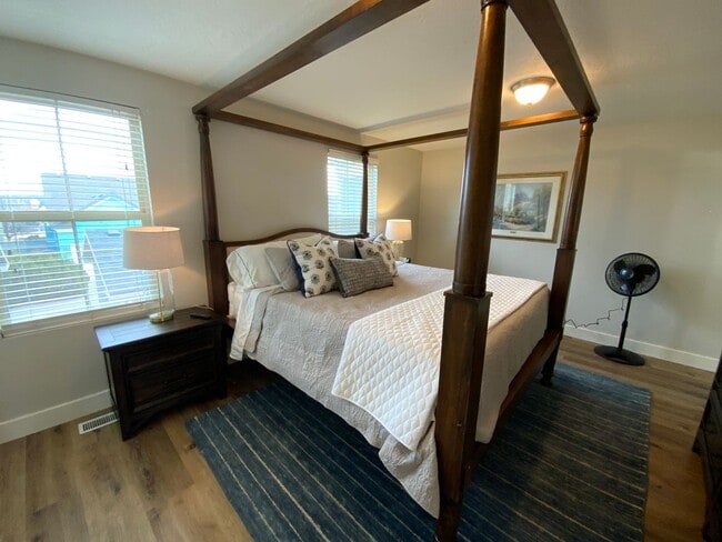 Building Photo - Fully Furnished Townhouse with Lake Views