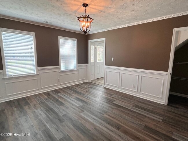 Building Photo - 204 S River Dr