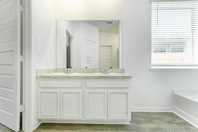 Building Photo - 14717 Pinion Ct